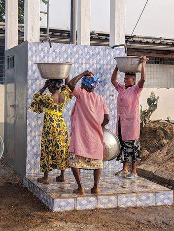 Frauen holen Wasser am neuen Brunnen.jpg